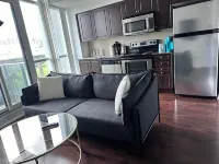 Toronto closer Budwiser walk Scotiabank arena 6mins with uber , Rogers Centre . Отели в г. Восточно-Йорк / Пляж