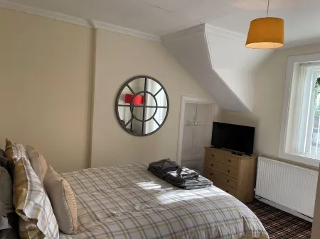 Cosy & spacious terraced house. Family & dog friendly Отели в г. Аннан