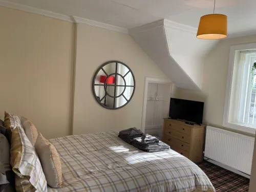 Cosy & spacious terraced house. Family & dog friendly 아난 호텔