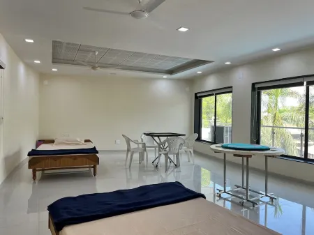 Spacious Luxury 6-bedroom villa with Private Pool in wonderful Nadiad Отели в г. Кхеда