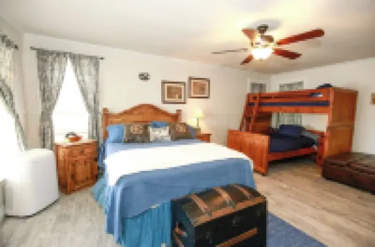 Charming 2-bedroom cottage with AC, WiFi in Marble Falls