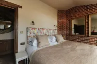 Ormesby Manor - Warm Well Lodge with bkfst Hotels near The Kings Arms