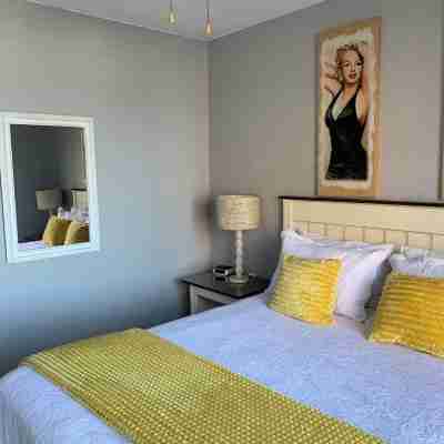 Seaview, 6 sleeper, secure complex with amenities, direct beach access and WiFi Rooms