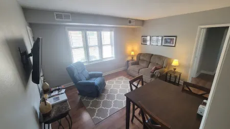 2 Bedroom Travelers Suite with Queen and Full Bed Отели в г. Рок