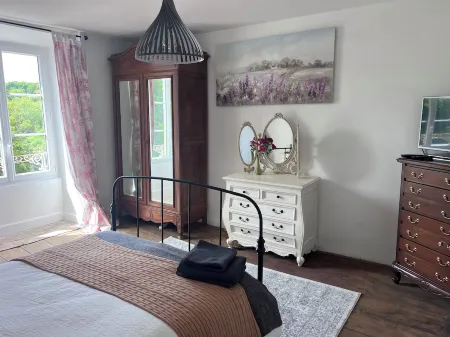 Cosy and quirky 2bedrooms close to river, water sports, cafes. Отели в г. Л'Иль-Журдэн