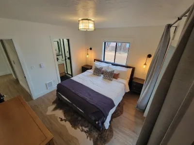 Remodeled historical cottage in the heart of downtown McCall Idaho. 맥칼 공항 주변 호텔