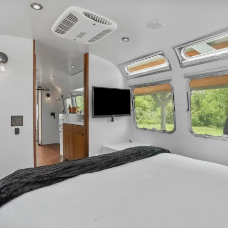 Luxury Airstream Glamping Unit 4 of 6, On-Site Hiking, Private Hot Tub and Sauna