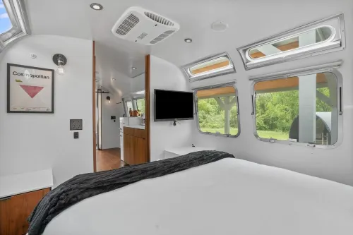 Luxury Airstream Glamping Unit 4 of 6, On-Site Hiking, Private Hot Tub and Sauna