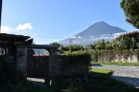 Charming apartment in a colonial cottage in Antigua amidst a coffee plantation. Hotel a 