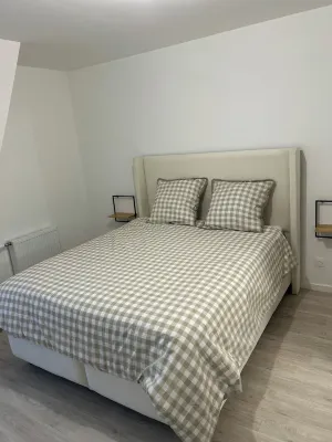 Cosy apartment with balcony near Paris 勒布朗－梅尼勒住宿飯店