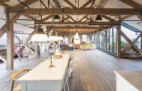 Beautiful Loft Apartment with Hot Tub and Sauna