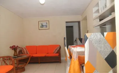 Cozy 2 bedroom  air conditioned 1 bathroom apartment with swimming pool . のホテル