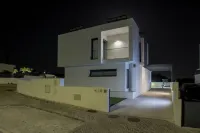 Detached Villa w/ Outdoor Kitchen & Private Swimming Pool near City & Beach Hotel a 