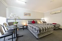 Shearing Shed Motor Inn - balcony
