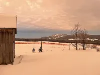 Chalet Vue sur l'Orignal magnificent mountain views 5 minutes from the slopes 拉克埃奇曼酒店