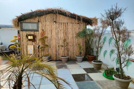 Urban homestay 8bhk individual rooms-swimming pool, projector,table tennis