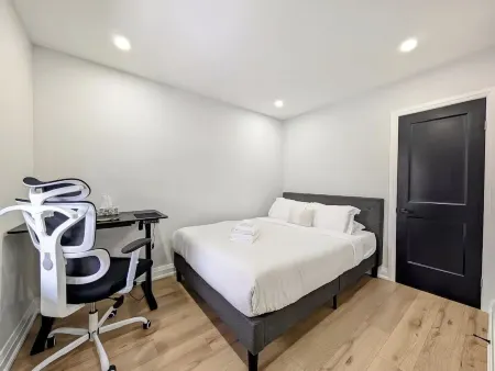 Bright 2BR Home – Walk to Shops & Restaurants Отели рядом с достопримечательностью «Заповедник Фифти Пойнт»