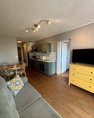 Appartement ensoleillé à 80m de la plage, avec une petite vue mer du balcon! Hotels in Carnon-Plage