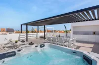 Ultimate Enjoyment: Luxury 8-person Villa with Jacuzzi, Pool & Beach within Walking Distance!