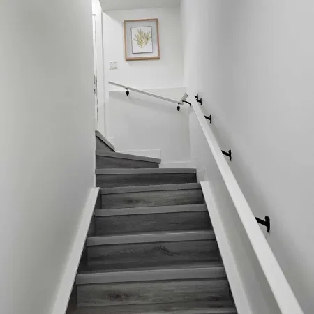Brand New 1 Bedroom Suite with Private Entrance-10 mins to Airport-self check-in