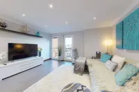 Modern Marina View Retreat | 3BR | Free Parking | Waterfront Bliss