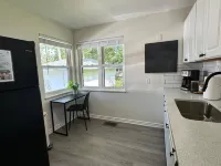 KING bed, Pet Friendly, Modern Retreat, CLE-BW