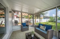 Charming 2-bedroom house in welcoming Sarasota with AC