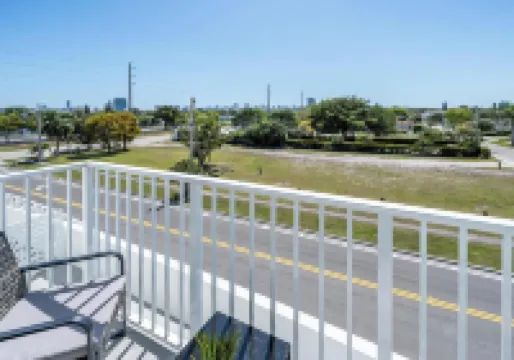 New Apt. near the beach/Airport/Hard Rock/free parking