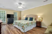 Lakefront Treehouse Retreat Minutes from Clemson University!