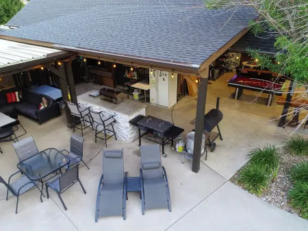 The Gotti Ranch/ Gameroom/ Pool/ Gym/ Theater/ Tiki Bar/ Mariokart/ Hot Tub/ PS4