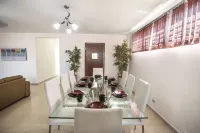 King Beds 4br Urban Oasis w/ Coffee bar