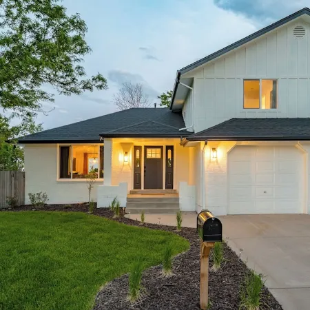Parkside Retreat - NEW, HotTub, PoolTable & FirePit