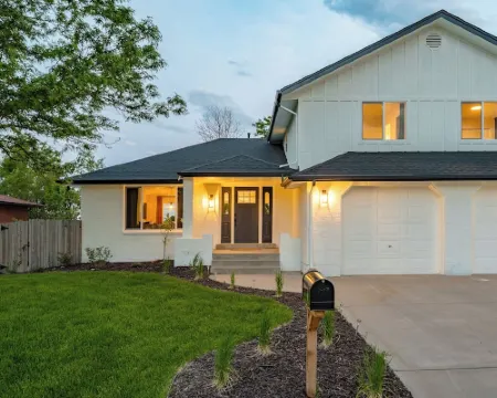 Parkside Retreat - NEW, HotTub, PoolTable & FirePit Hotels in Arvada