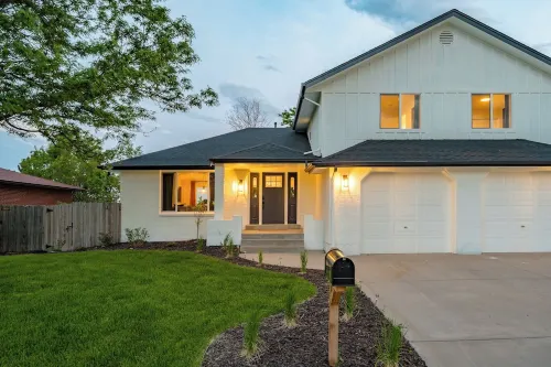 Parkside Retreat - NEW, HotTub, PoolTable & FirePit