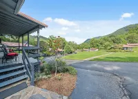Welcome to Raven's Nest! Great Views and Easy Access in All Weather. Hotel a Maggie Valley