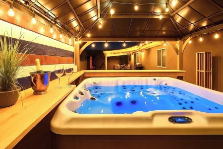 Private 6-Br Lake Oasis · 2 Hot Tubs · Game Room · Views · Near London Bridge