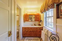 Julian Farmhouse/Fenced 2 acres with spa, right outside Julian. Pet Friendly!