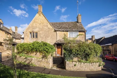 Grade II Listed Cotswolds Self Catering Accommodation. VisitEngland