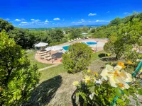 Charming villa in Umbria - sleeps 16 - lake view - Pool, jacuzzi and events room - Kolam Renang