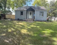 Colleens  2-bedroom house in Rock Falls with AC, WiFi.