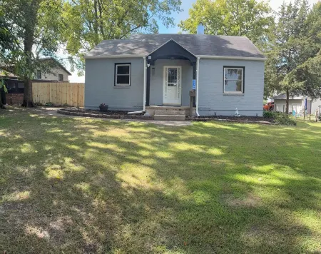 Colleens  2-bedroom house in Rock Falls with AC, WiFi.