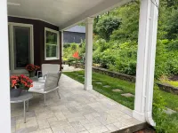 Large, Sunny 4 Bedroom Home Sleeps 8 and 1 minute to Five Fabulous Restaurants Hotels in Woodbury