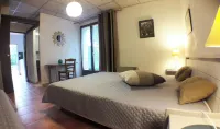 Self-catering cottage 400m from the beach, run by olive growers