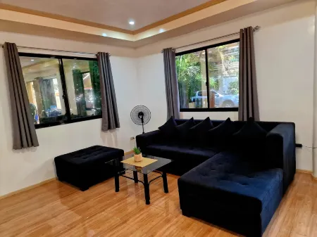 3 Bedrooms 2 storey House! Отели в г. Диполог