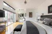 FEATURED in FORBES, 20ft ceilings, AMAZING views, + loft, hot tub, fire pit, EV.