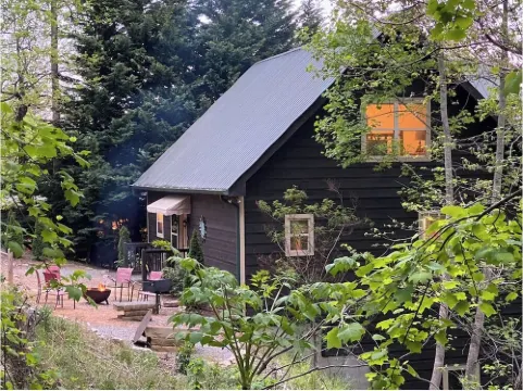 Cute cabin😊Pretty Views! Clean! ONLY 1 MILE TO TOWN!