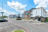 Clarion Pointe - parking