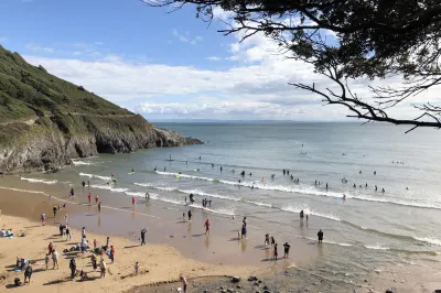 Stunning Beach Front Apartment in Caswell Swansea Отели в г. 