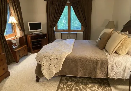 Craftsman Style Brick Cottage 1937 downstairs apartment Отели в г. Трион