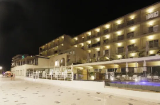 بي جي هوتل ناوتيكو إبيسو فنادق في 